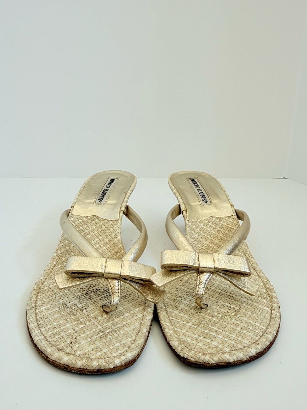 Manolo Blahnik Vintage Y2K Gold Raffia Bow Thong Kitten Heel Sandals 38 - Picture 3 of 9